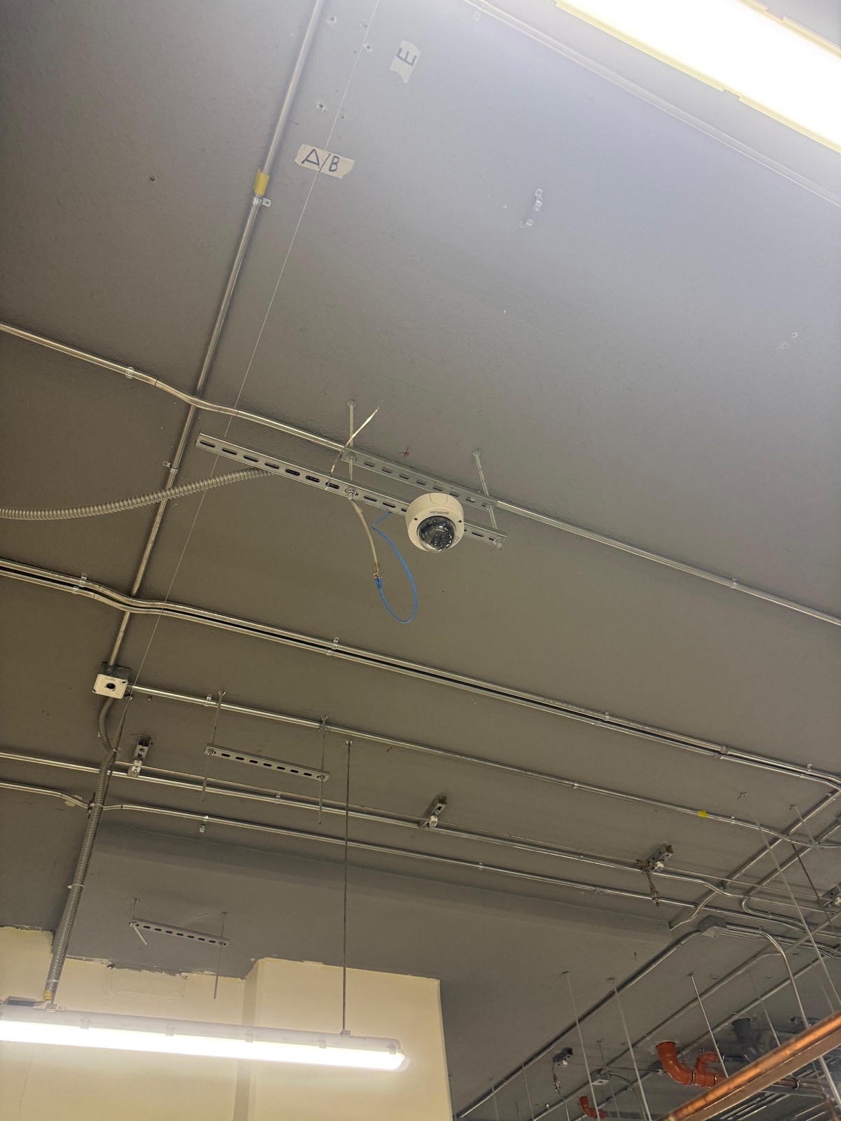 Installation on suspended containment